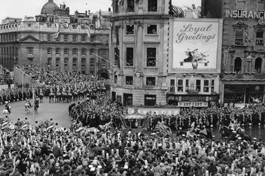 La procession d'Elizabeth II dans les rues de Londres, au jour de son couronnement, le 2 juin 1953.