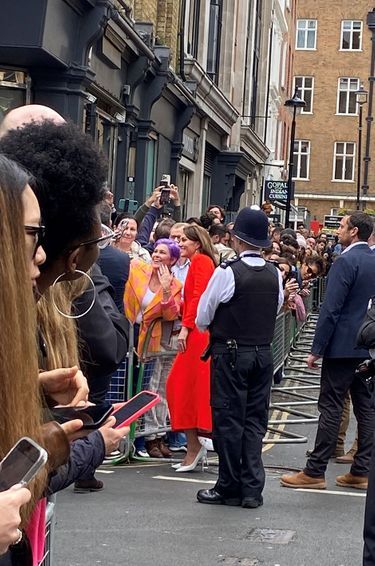 Kate Middleton et une royal fan, avec la même bague de fiançailles. Le 4 mai 2023 lors d'une sortie dans un pub de Londres.