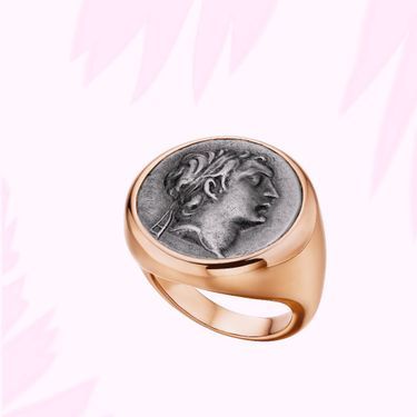 6. Ancienne - Emblématique du style Bulgari, ce modèle Monete en or rose est orné d’une pièce de monnaie antique en argent. 9 600€. 
Bulgari.com