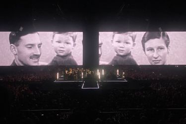 Sur l'écran géant, Roger Waters, enfant, avec son père en tenue de soldat, et sa mère.