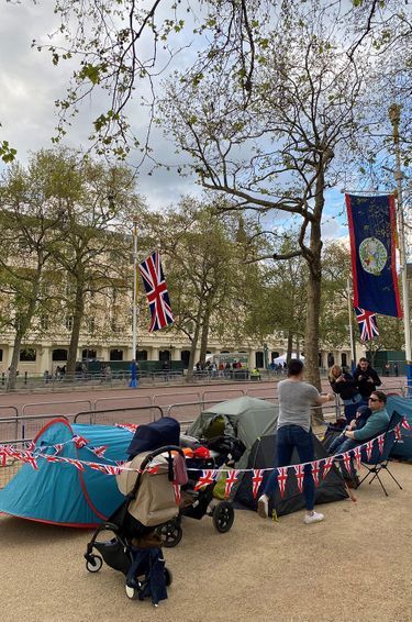 Des familles avec enfants en bas âge sont prêtes à dormir sur le Mall, pour s'assurer une bonne place le jour du couronnement de Charles III, prévu le 6 mai 2023 à Londres.