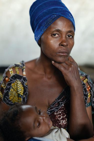 Béatrice, 37 ans, a fui avec son bébé de 3 jours la ville de Kishishe, où le M23 commettait un massacre. Elle a été violée alors qu’elle cherchait du bois à proximité du camp de Kanyaruchinya.