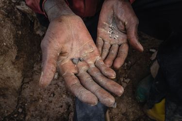 Un creuseur de la mine de Rubaya nous montre des miettes de coltan, le 12 avril.
