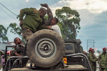 Un combattant hutu de la milice Maï-Maï Nyatura se rebelle contre les militaires qui l’ont appréhendé. Il rackettait des civils tutsis, dont une femme, à Mushaki.