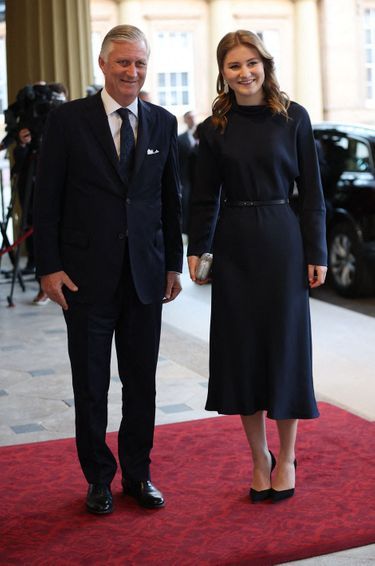 La princesse héritière Elisabeth de Belgique avec son père le roi des Belges Philippe à Buckingham Palace à Londres, le 5 mai 2023