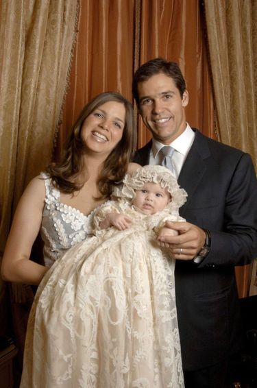 Le prince Louis de Bourbon et sa femme Maria Margarita Vargas Santaella lors du baptême de leur premier enfant, la princesse Eugénie à la Nonciature apostolique de Paris, le 2 juin 2007
