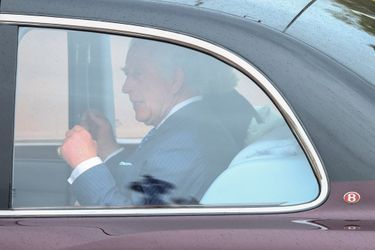 Charles III et Camilla en voiture avant le couronnement.