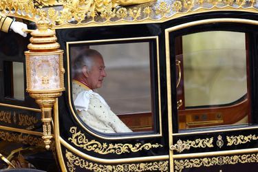 Le roi Charles III dans le carrosse avant son couronnement.