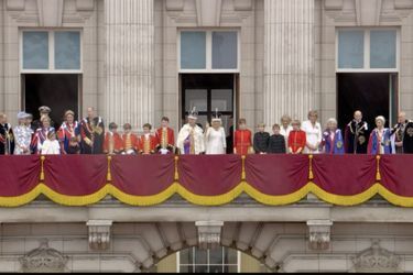 La famille royale salue la foule au balcon de Buckingham Palace