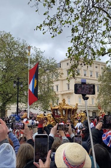 Le roi Charles III et son épouse Camilla, fraîchement couronnés, dans leur carrosse d'or, de retour au palais de Buckingham. Le 6 mai 2023.