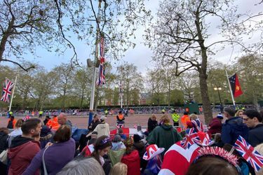 Sur le Mall, l'avenue menant au palais de Buckingham, nous sommes déjà des milliers en position à 5h30, à attendre le couronnement du roi Charles III.