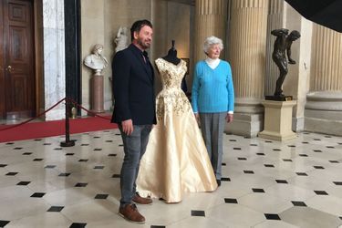Lady Rosemary Spencer-Churchill lors du tournage de l'émission consacrée à la restauration de sa robe de couronnement. Juin 2022.