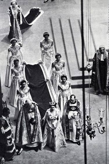 Elizabeth II et ses demoiselles d'honneur le jour de son couronnement, le 2 juin 1953 en l'abbaye de Westminster, à Londres. Parmi elles se trouve Lady Rosemary Spencer-Churchill (dernière à gauche).