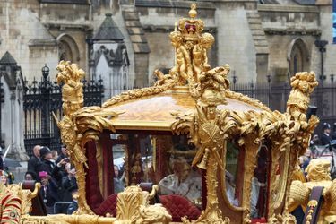 Les angelots tenant la Couronne impériale d’Etat, les palmiers, casques et trophées qui ornent la caisse du Gold State Coach  le 6 mai 2023, jour du couronnement du roi Charles III et de la reine Camilla