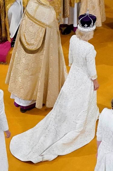 La robe-manteau de couronnement de la reine Camilla dans l'abbaye de Westminster, le 6 mai 2023