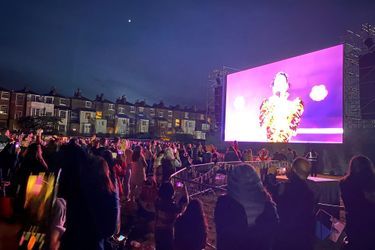 Katy Perry fait finalement se lever les spectateurs dans le parc du château de Windsor, lors du concert du couronnement, le 7 mai 2023.