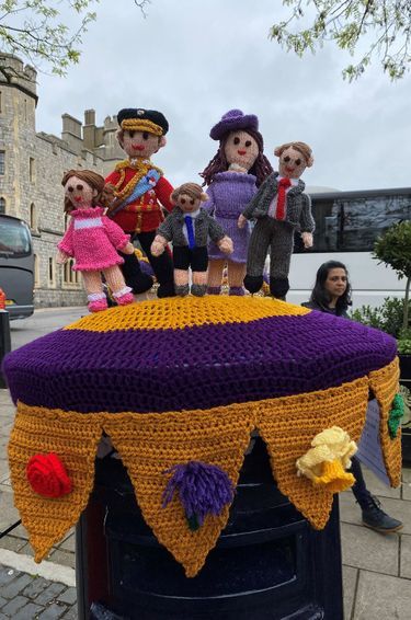 Au pied du château de Windsor, une boite aux lettres de la poste décorée avec des poupées de William, Kate et leurs trois enfant. Le 7 mai 2023.