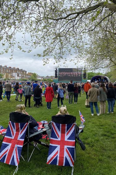 Dans le parc du château de Windsor, un large pique-nique est organisé en attendant le retransmission du concert du couronnement de Charles III. Le 7 mai 2023.