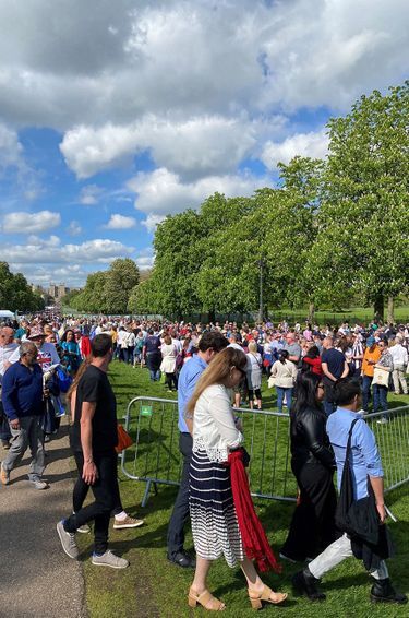La longue file de spectateurs qui attendent de prendre place dans l'enceinte du château de Windsor, pour le concert du couronnement de Charles. Le 7 mai 2023.