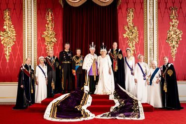 La famille royale réunie autour de Charles III et de la reine Camilla.