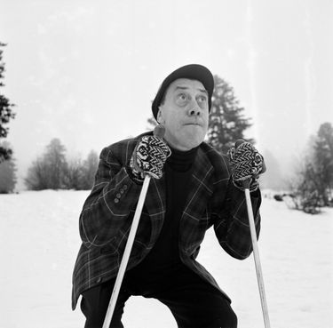 En janvier 1955, le tournage du « Printemps, l’automne et l’amour », à Montélimar, est interrompu à cause de la neige. Fernandel, novice, en profite pour aller skier sur le col du Rousset.