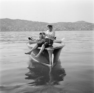 « Sans moi, peuchère, ils seraient encore au fond à jouer avec leurs collègues », disait-il des poissons. Amateur de pêche, Fernandel profi te du 9 e Festival de Cannes, en mai 1956, pour aller pêcher dans la baie.
