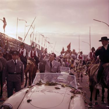En avril 1960, Fernandel est le « roi » de la 2e édition du carnaval d’Estoril, au Portugal.