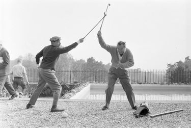 En avril 1957, Fernandel et Bob Hope se lancent dans une passe d’armes à coups de clubs de golf sur le tournage d’« À Paris tous les deux », réalisé par Gerd Oswald.