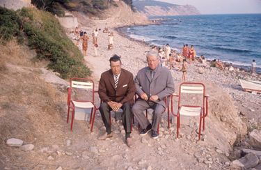 Deux monstres sacrés, Fernandel et Jean Gabin, à Saint-Mandrier-sur-Mer, dans le Var, sur le tournage de « L’âge ingrat », de Gilles Grangier, en 1964.