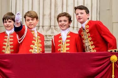 Lord Oliver Cholmondeley, le prince George, Nicholas Barclay et Ralph Tollemache au balcon de Buckingham, le 6 mai 2023.