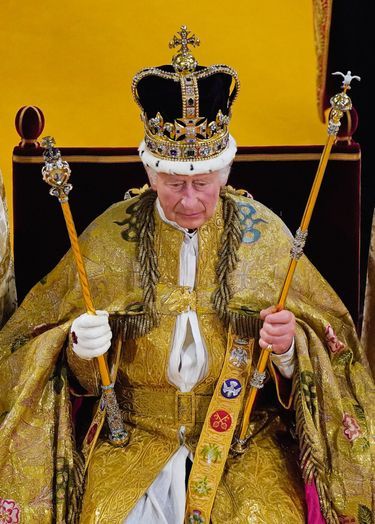 Le sceptre du souverain, symbole du pouvoir temporel, et le bâton de l’équité et de la miséricorde surmonté d’une colombe qui représente le rôle spirituel du Roi. L’étole royale sacerdotale a été posée sur les épaules de Charles III par William.