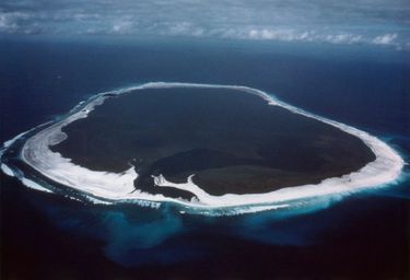 Vue aérienne de Clipperton. Ce petit atoll fut redécouvert le Vendredi saint de l’année 1711 par les capitaines de deux frégates françaises qui le baptisèrent « l’île de la Passion ».