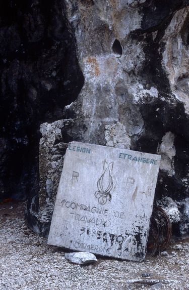Cette plaque rappelle le passage, en 1967, des légionnaires français du 5 e régiment mixte du Pacifique.