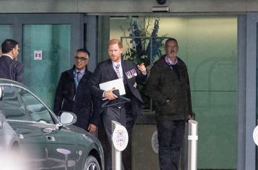 14 heures à l’aéroport de Heathrow, Harry file à l’anglaise. Le rituel du balcon n’a même pas commencé. Il a passé moins de trente-six heures à Londres.