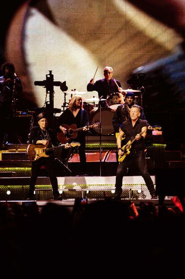 Bruce Springsteen et son E-Street Band sur la scène de Paris La Défense Arena. Un show de 2h50.