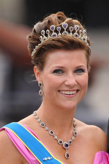 La princesse Märtha Louise de Norvège porte le diadème d’améthystes et diamants et les pendants d’oreille, la broche et les bracelets assortis en collier, le 19 juin 2010
