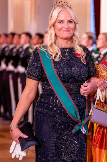 La princesse Mette-Marit de Norvège porte le diadème d’améthystes et diamants et les pendants d’oreille, la broche et les bracelets assortis, le 11 mai 2023