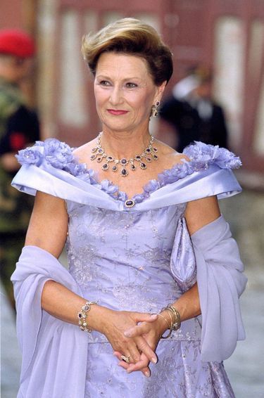 La reine Sonja de Norvège porte son diadème d’améthystes et diamants en collier, avec la broche, les pendants d’oreille et les bracelets assortis le 24 août 2001