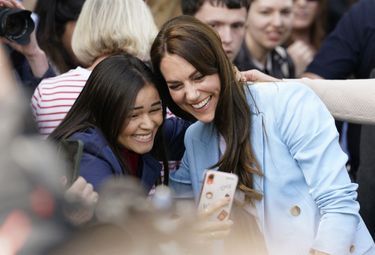 Jamais fatiguée de sourire, Kate se mêle à la foule pendant le Big Lunch, à Windsor.