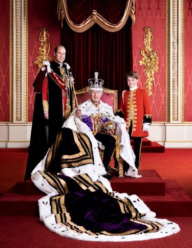 Une dynastie. Portrait officiel du roi Charles III, avec William et George, en tenue d’apparat dans la salle du Trône, au palais de Buckingham. Dans ses mains, le sceptre impérial et l’orbe crucigère.