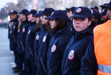 Marion, 16 ans, au milieu de son groupe de 80 volontaires devant la tombe du Soldat inconnu. Sous l'Arc de Triomphe, à Paris, le 1er mars.