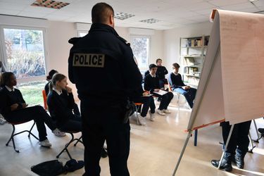 Au foyer du lycée, des policiers du Val-de-Marne interviennent pout un cours d'accidentologie.