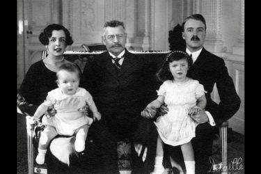 Le prince Pierre de Polignac et la princesse Charlotte de Monaco avec leurs enfants, la princesse Antoinette et le prince Rainier, et le prince Louis II de Monaco. Photo non datée.