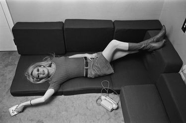 Brigitte Bardot a contribué à populariser la mini en France. Ici à Rome en avril 1967, sur le tournage de « William Wilson » de Louis Malle, sketch du film « Histoires extraordinaires ».