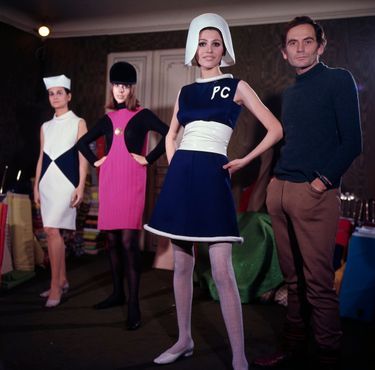 Les créateurs comme Pierre Cardin, ici en 1967, ont adopté la minijupe et bousculé les codes du monde feutré de la haute couture.