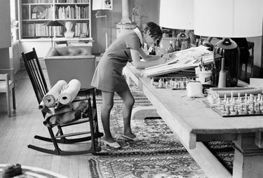 Mary Quant à Londres, dans le salon qui lui sert également d’atelier, le 16 juin 1966.