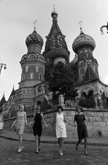 Elle a aussi conquis le bloc de l’Est : à Moscou, en juillet 1966, quatre mannequins présentent les modèles qui viennent d’être validés par le régime.