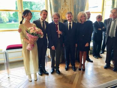 Avec Emmanuel Macron, qui vient de lui remettre la Légion d’honneur, Brigitte, son épouse, Nicolas Sarkozy et (à dr.) Alain Finkielkraut. En 2019.
