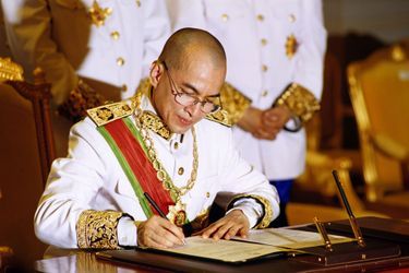 A Phnom Penh, le nouveau roi cambodgien Norodom Sihamoni signe le pardon de 88 criminels à la suite de sa cérémonie de couronnement au Palais Royal, le 29 octobre 2004.