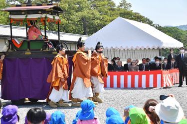 L'ex-empereur du Japon Akihito et l'ex-impératrice Michiko assistent au festival Aoi à Kyoto, le 16 mai 2023